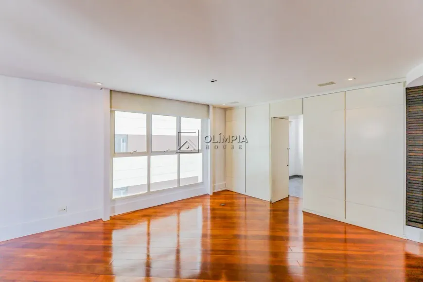 Foto 1 de Apartamento com 3 Quartos para alugar, 230m² em Brooklin, São Paulo