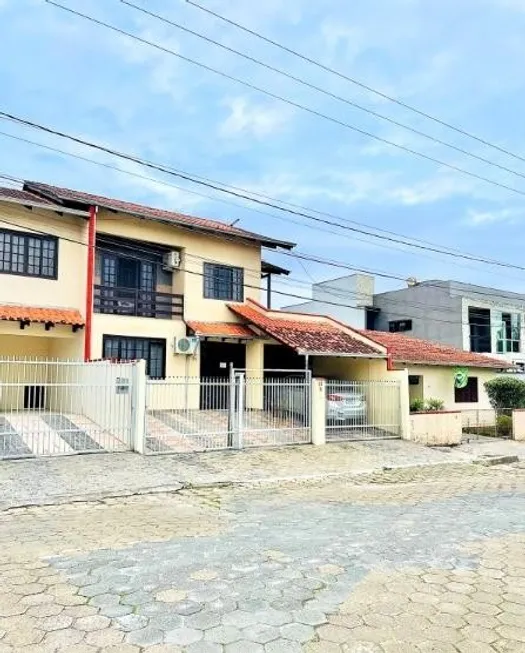 Foto 1 de Sobrado com 3 Quartos à venda, 100m² em América, Joinville