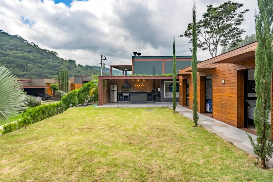 Foto 1 de Casa de Condomínio com 4 Quartos à venda, 235m² em Itaipava, Petrópolis