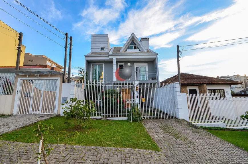 Foto 1 de Sobrado com 3 Quartos à venda, 178m² em Boa Vista, Curitiba