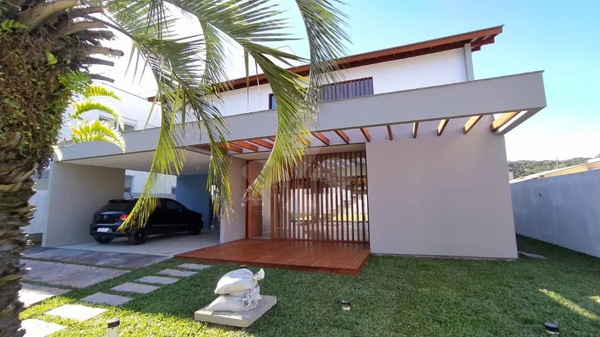 Foto 1 de Casa de Condomínio com 4 Quartos à venda, 230m² em Cachoeira do Bom Jesus, Florianópolis