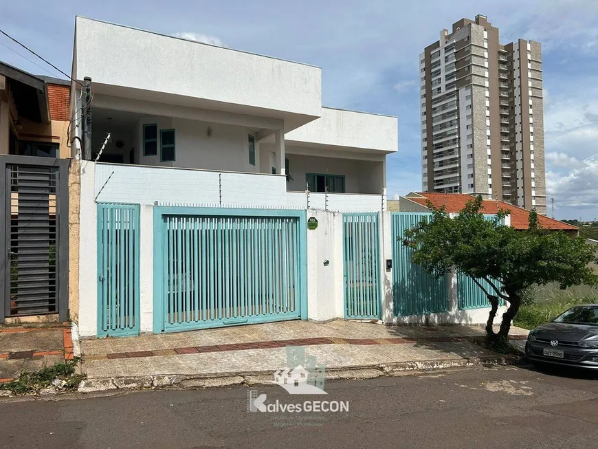 Foto 1 de Sobrado com 4 Quartos à venda, 360m² em Jardim dos Estados, Campo Grande