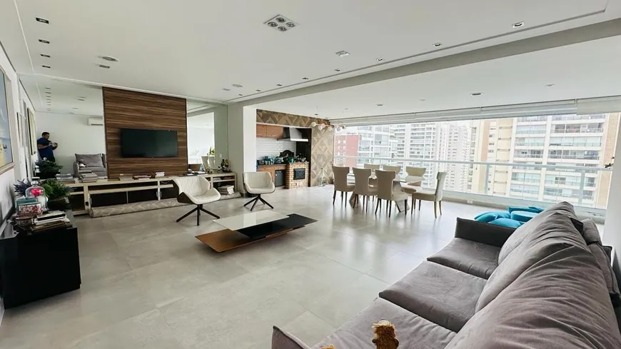 Foto 1 de Apartamento com 3 Quartos para venda ou aluguel, 220m² em Campo Belo, São Paulo