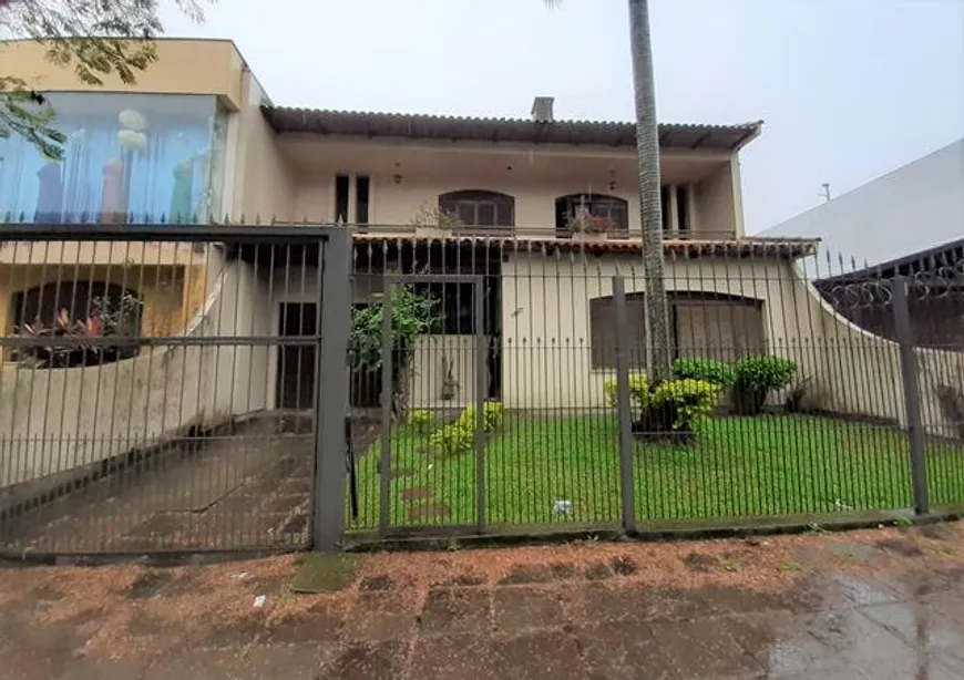 Foto 1 de Casa com 4 Quartos para alugar, 193m² em Passo da Areia, Porto Alegre