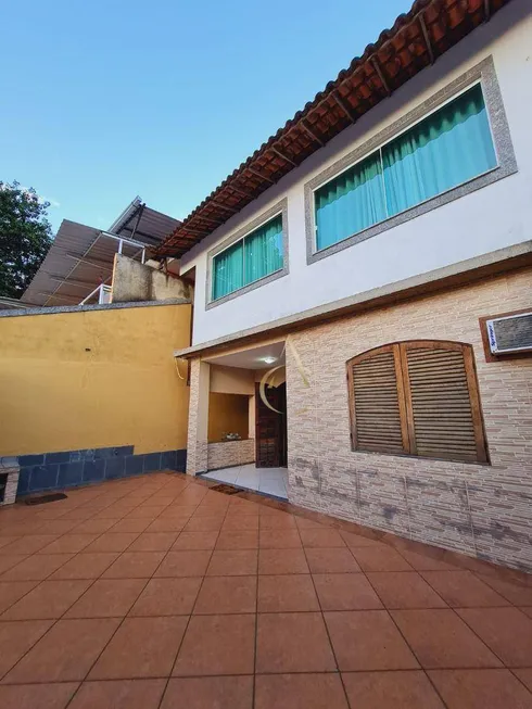 Foto 1 de Casa com 6 Quartos à venda, 190m² em Moqueta, Nova Iguaçu