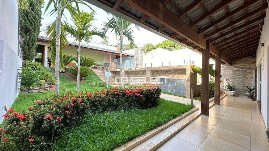 Foto 1 de Casa com 3 Quartos à venda, 300m² em Cidade Jardim, Uberlândia