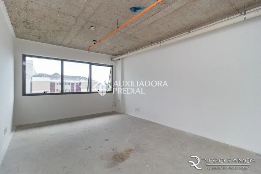 Foto 1 de Sala Comercial para alugar, 36m² em Passo da Areia, Porto Alegre