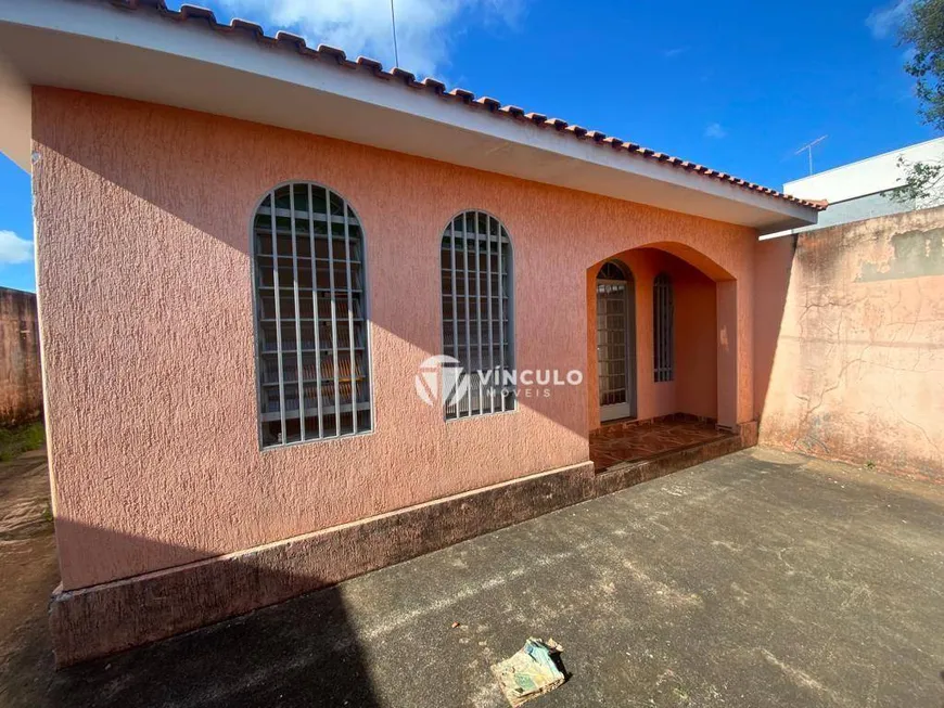 Foto 1 de Casa com 3 Quartos para alugar, 151m² em Leblon, Uberaba