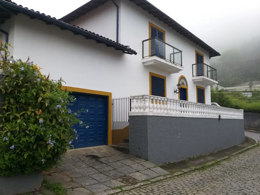 Foto 1 de Casa com 4 Quartos à venda, 231m² em Valparaiso, Petrópolis