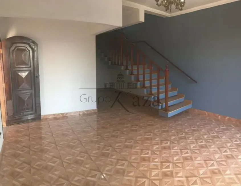 Foto 1 de Sobrado com 3 Quartos à venda, 182m² em Monte Castelo, São José dos Campos