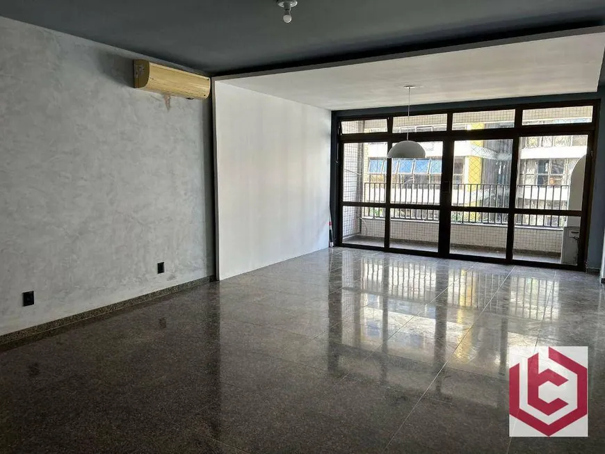 Foto 1 de Apartamento com 5 Quartos à venda, 250m² em Gonzaga, Santos