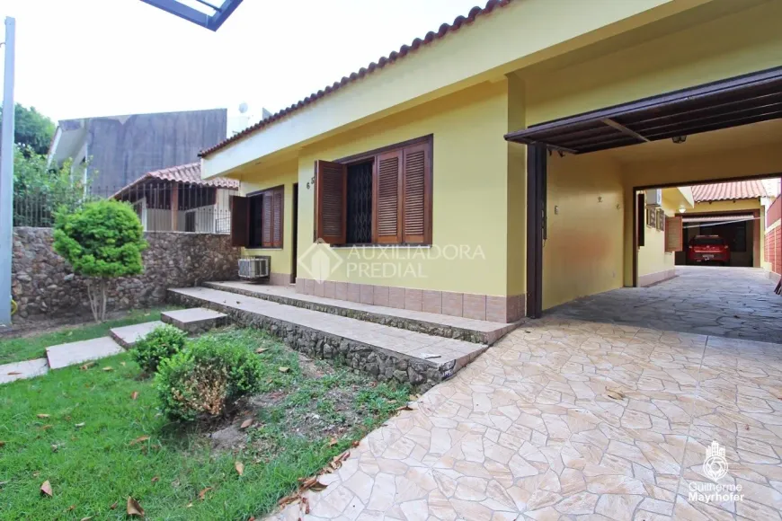 Foto 1 de Casa com 3 Quartos à venda, 195m² em Passo da Areia, Porto Alegre