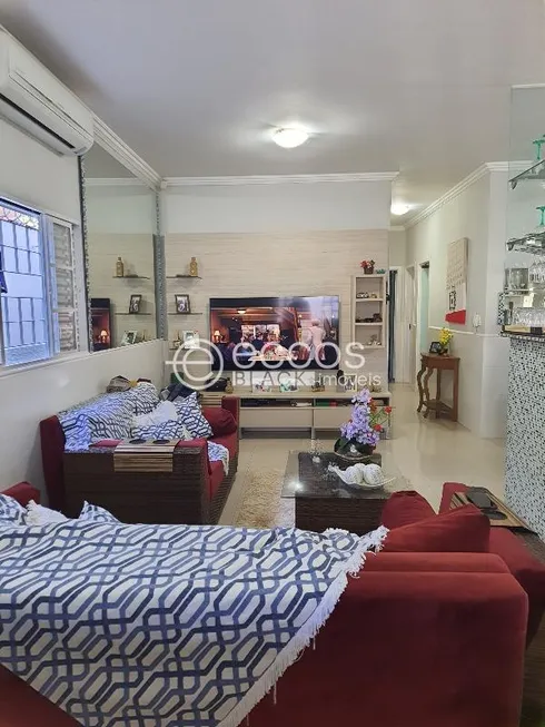 Foto 1 de Casa com 4 Quartos à venda, 220m² em Alto Umuarama, Uberlândia