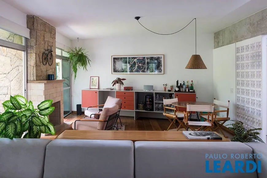 Foto 1 de Apartamento com 3 Quartos à venda, 162m² em Vila Ipojuca, São Paulo