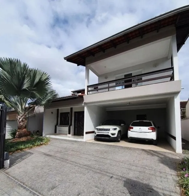 Foto 1 de Casa com 4 Quartos à venda, 340m² em Costa E Silva, Joinville