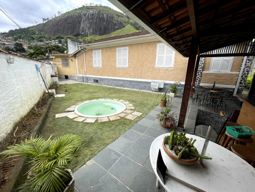 Foto 1 de Casa com 3 Quartos à venda, 150m² em Itamarati, Petrópolis