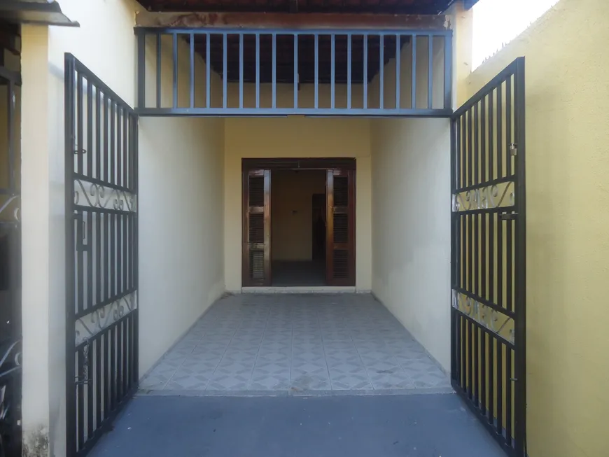 Foto 1 de Casa com 3 Quartos para alugar, 94m² em Montese, Fortaleza