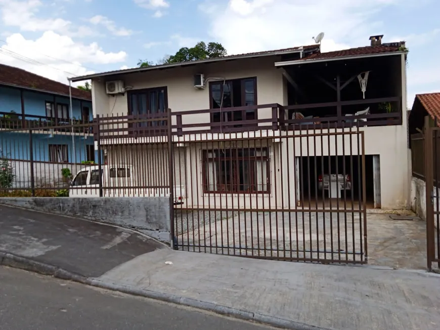 Foto 1 de Sobrado com 3 Quartos à venda, 394m² em Costa E Silva, Joinville