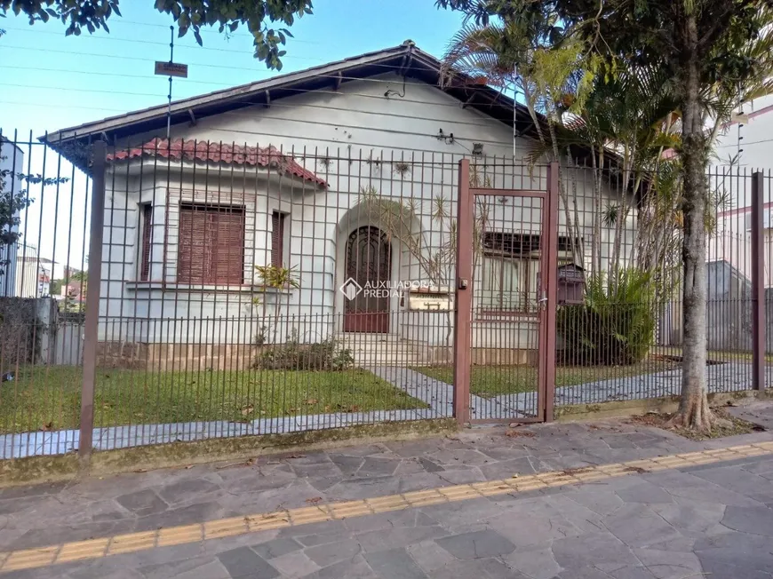 Foto 1 de Casa com 4 Quartos à venda, 330m² em Santo Antônio, Porto Alegre