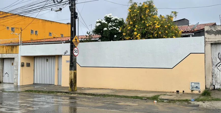 Foto 1 de Casa com 4 Quartos à venda, 177m² em Cidade dos Funcionários, Fortaleza