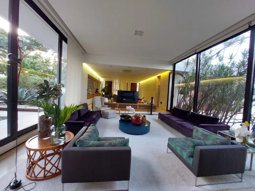 Foto 1 de Casa com 5 Quartos à venda, 460m² em Jardins Paris, Goiânia