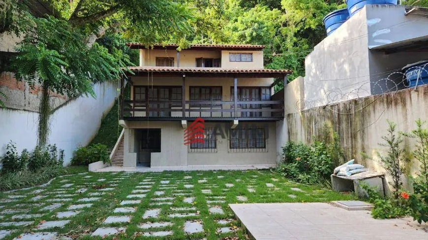 Foto 1 de Casa com 3 Quartos à venda, 400m² em Maceió, Niterói