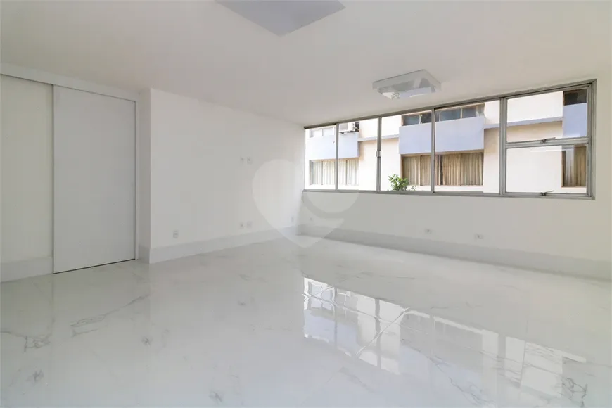 Foto 1 de Apartamento com 3 Quartos à venda, 208m² em Higienópolis, São Paulo