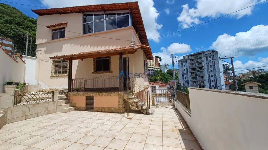 Foto 1 de Casa com 5 Quartos à venda, 240m² em Santa Helena, Juiz de Fora