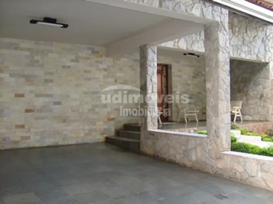 Foto 1 de Casa com 3 Quartos para alugar, 280m² em Lidice, Uberlândia