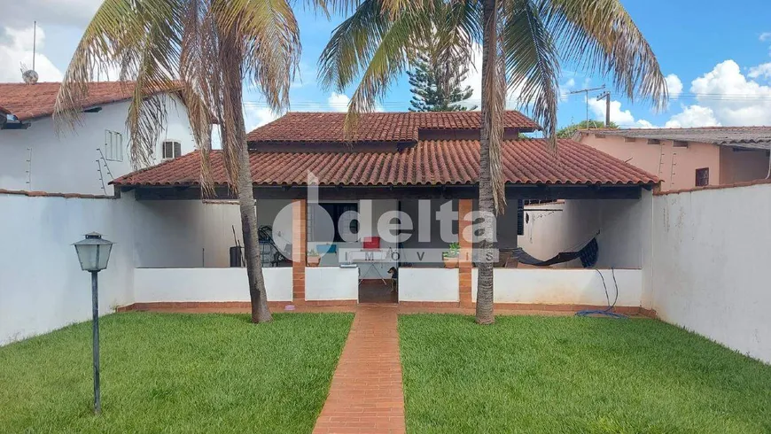Foto 1 de Casa com 3 Quartos à venda, 198m² em Jardim das Palmeiras, Uberlândia