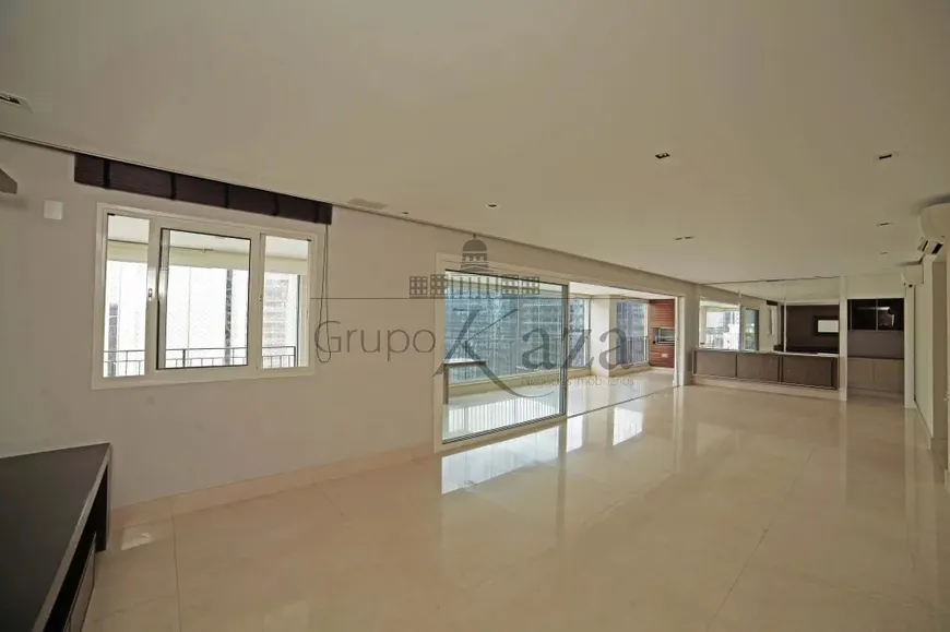 Foto 1 de Apartamento com 3 Quartos à venda, 223m² em Itaim Bibi, São Paulo