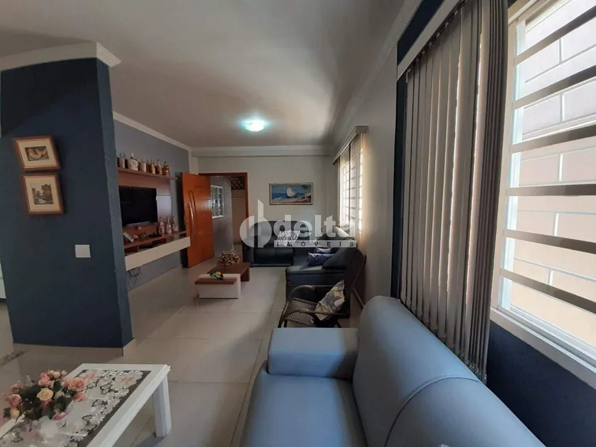 Foto 1 de Casa com 4 Quartos à venda, 212m² em Gravatás, Uberlândia