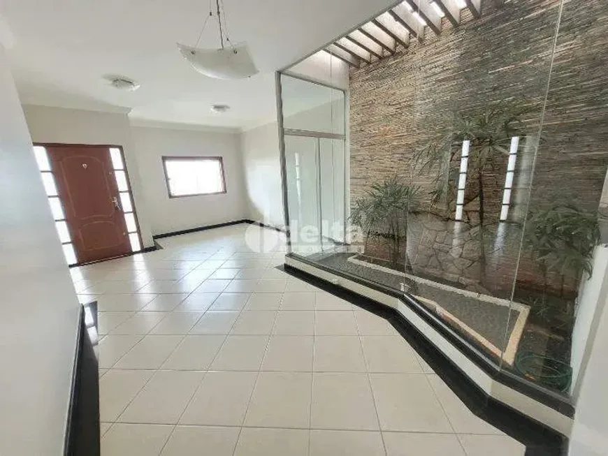 Foto 1 de Casa com 3 Quartos para alugar, 130m² em Osvaldo Rezende, Uberlândia