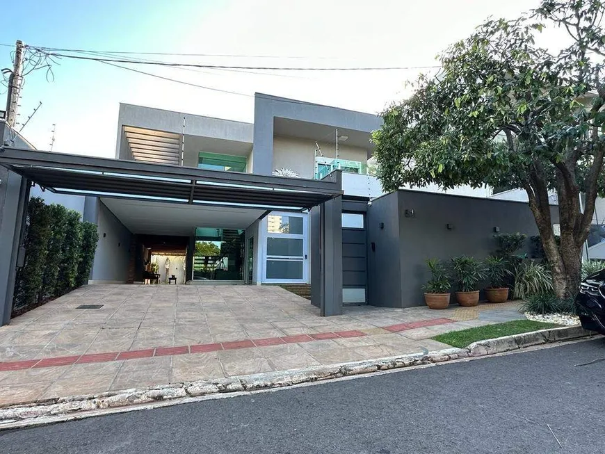 Foto 1 de Sobrado com 3 Quartos à venda, 385m² em Jardim dos Estados, Campo Grande