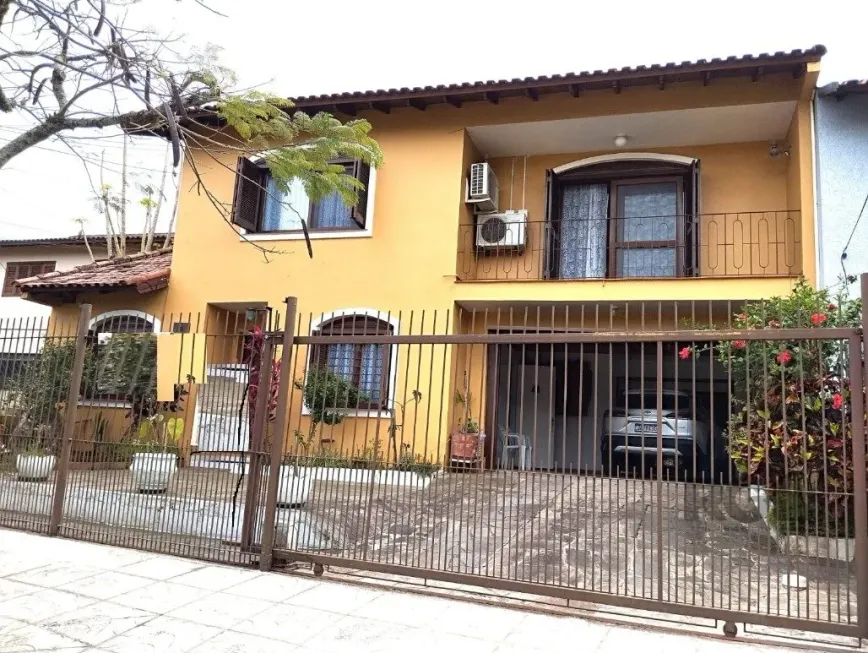 Foto 1 de Casa com 5 Quartos à venda, 331m² em Campo Novo, Porto Alegre