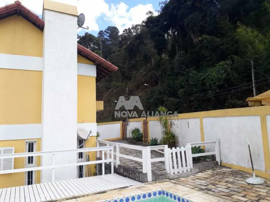 Foto 1 de Casa de Condomínio com 3 Quartos à venda, 105m² em Carangola, Petrópolis