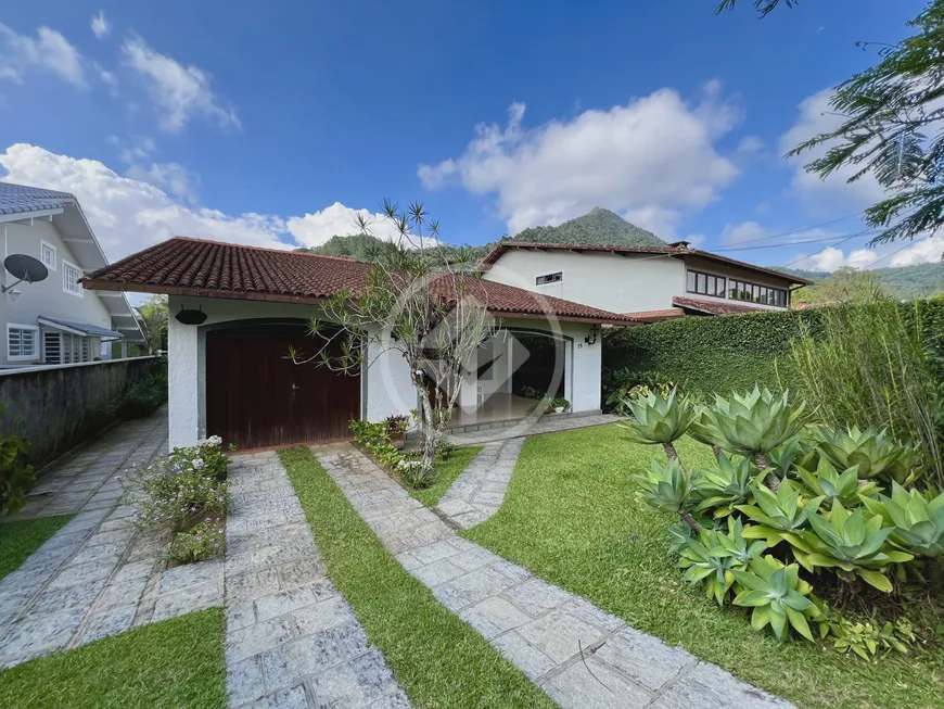 Foto 1 de Casa de Condomínio com 4 Quartos à venda, 235m² em Carlos Guinle, Teresópolis