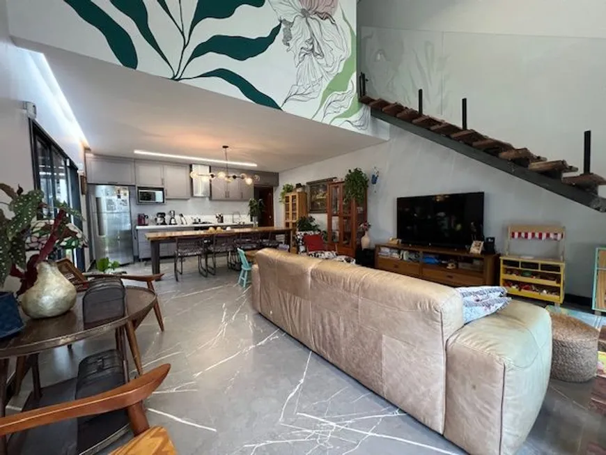 Foto 1 de Sobrado com 3 Quartos à venda, 190m² em Vila Alvorada, Goiânia