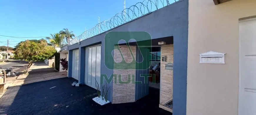 Foto 1 de Casa com 3 Quartos para alugar, 400m² em Cidade Jardim, Uberlândia