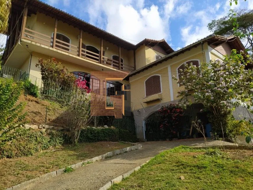 Foto 1 de Casa com 4 Quartos à venda, 450m² em Carangola, Petrópolis