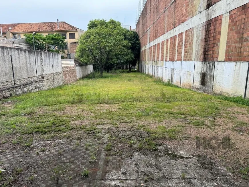 Foto 1 de Lote/Terreno à venda, 745m² em Teresópolis, Porto Alegre