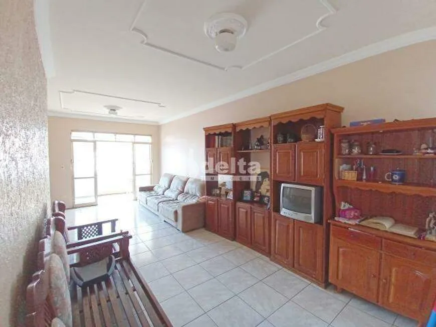 Foto 1 de Casa com 6 Quartos à venda, 300m² em Centro, Uberlândia