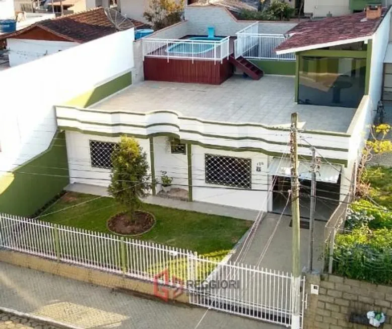 Foto 1 de Casa com 4 Quartos à venda, 252m² em Monte Alegre Monte Alegre, Camboriú