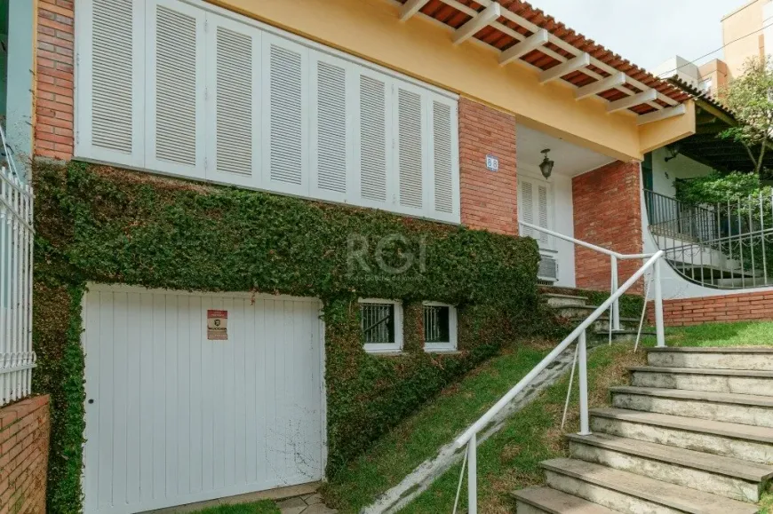 Foto 1 de Casa com 3 Quartos à venda, 229m² em Teresópolis, Porto Alegre