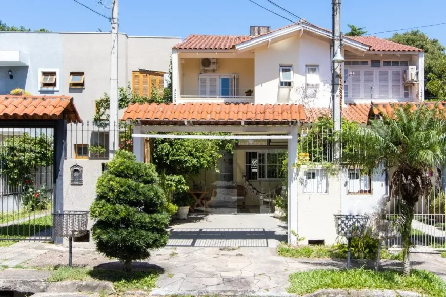 Foto 1 de Casa com 3 Quartos à venda, 153m² em Guarujá, Porto Alegre