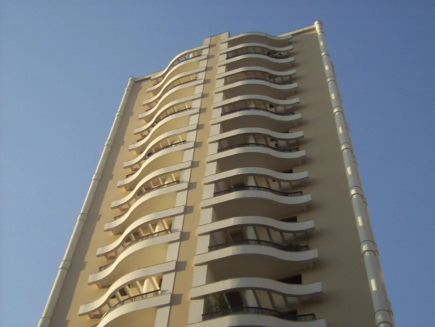 Foto 1 de Apartamento com 3 Quartos para venda ou aluguel, 198m² em Moema, São Paulo