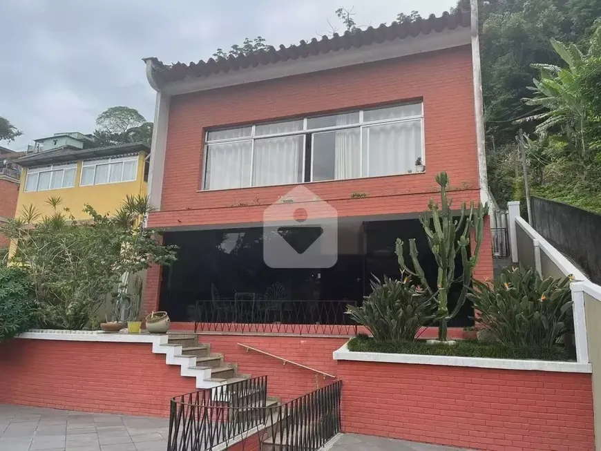 Foto 1 de Casa com 4 Quartos à venda, 137m² em Quarteirão Brasileiro, Petrópolis