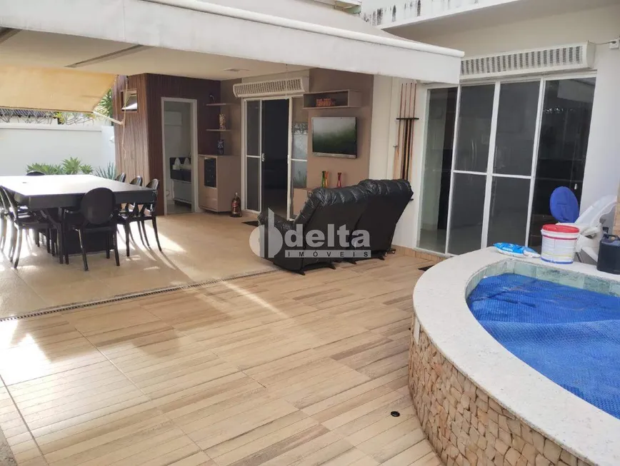 Foto 1 de Casa de Condomínio com 3 Quartos à venda, 270m² em Aclimacao, Uberlândia