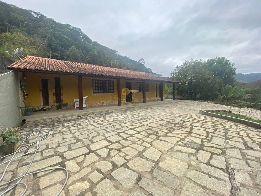 Foto 1 de Casa com 3 Quartos à venda, 1200m² em Pessegueiros, Teresópolis