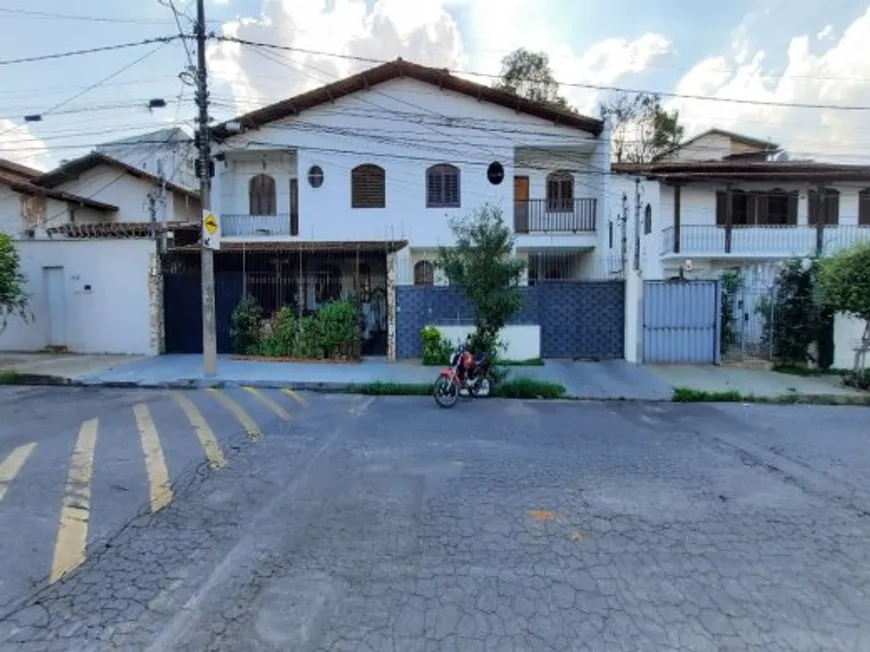 Foto 1 de Casa com 3 Quartos à venda, 146m² em Santa Amélia, Belo Horizonte